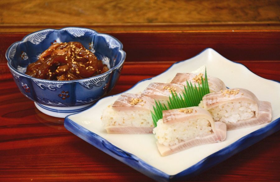 商品化が進むブリのへらずしとユッケ(大月町の「みやざき」)