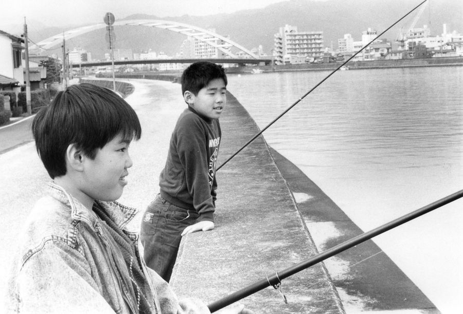 魚信 はっぴぃ魚ッチ あっち岸 こっち岸 流れ違えば魚も違う 松岡浩司 高知新聞 魚信 はっぴぃ魚ッチ あっち岸 こっち岸 流れ違えば魚も違う 松岡浩司 高知新聞
