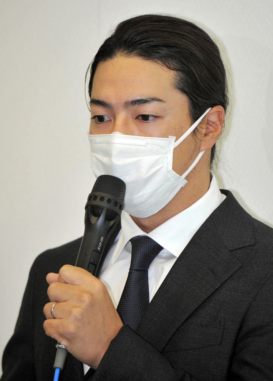 記者会見で謝罪する石川遼(黒潮CC)
