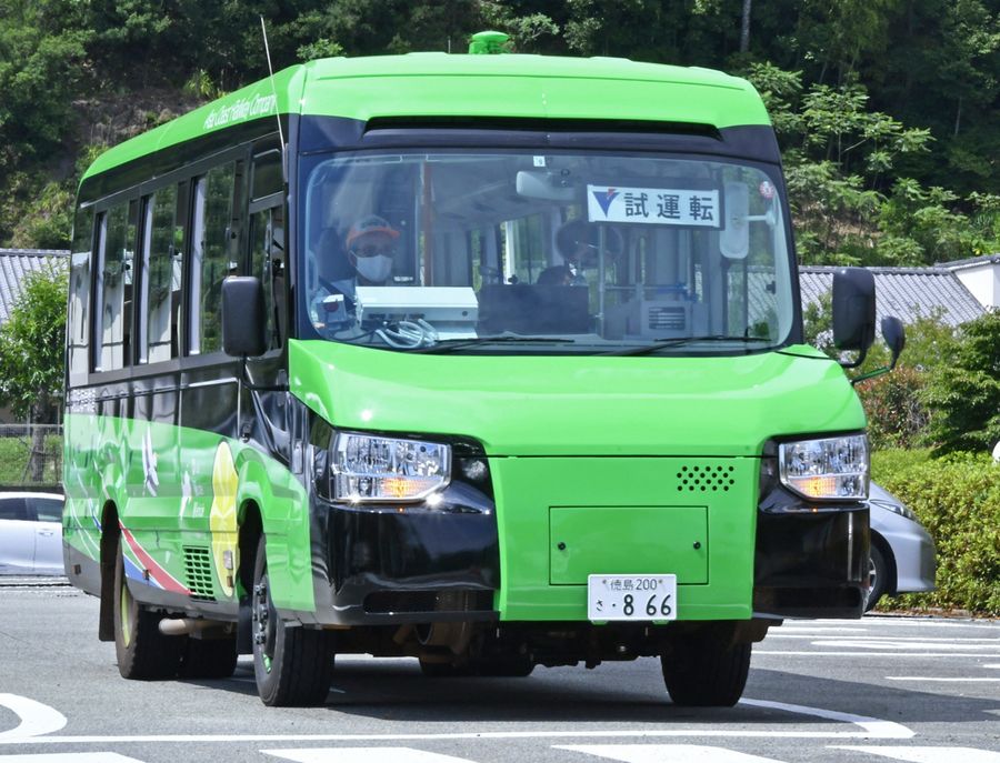 バスモードで走行するＤＭＶ（７月、徳島県海陽町の阿波海南文化村）