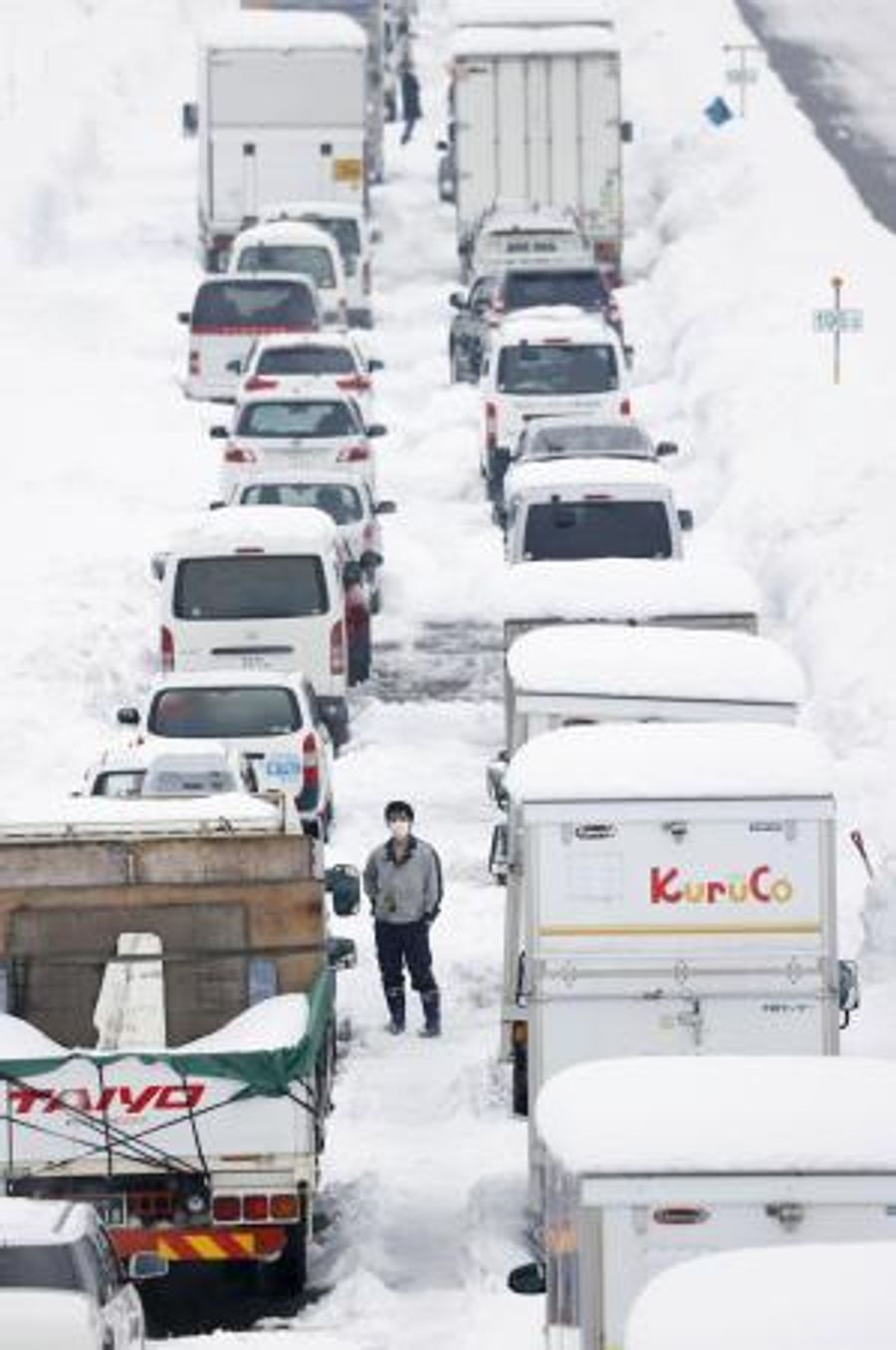 雪道に弱い大型車調査 国交省 立ち往生防止へ 高知新聞