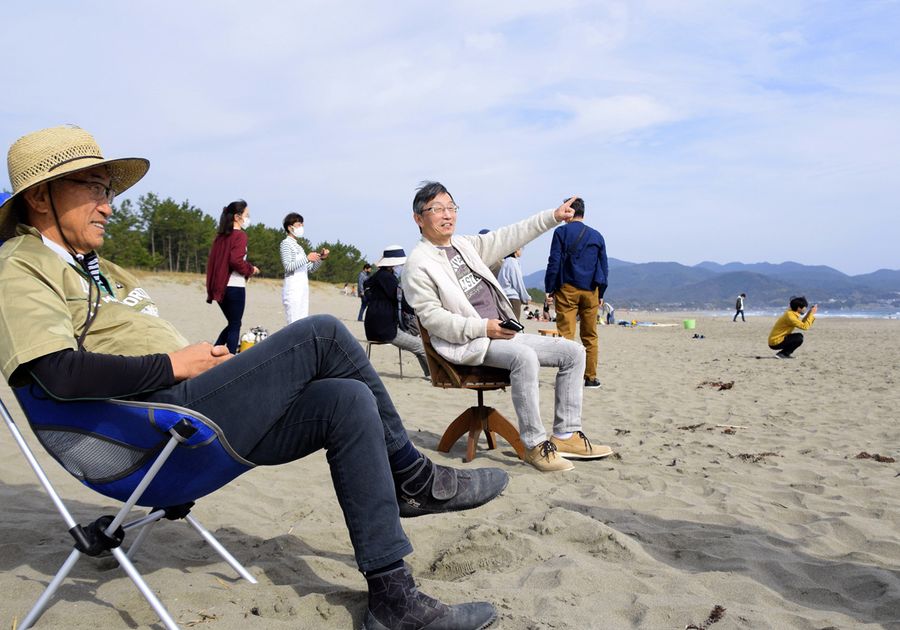 入野海岸に自前の椅子を持ち込んで思い思いに過ごす人たち(黒潮町入野)