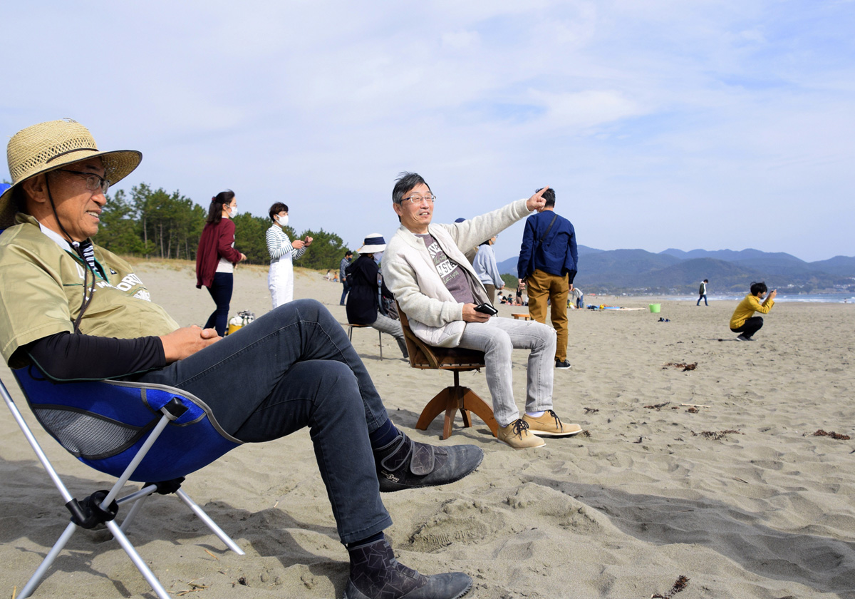 椅子に座って入野海岸満喫 高知県黒潮町で イスに座って海を見る日 高知新聞