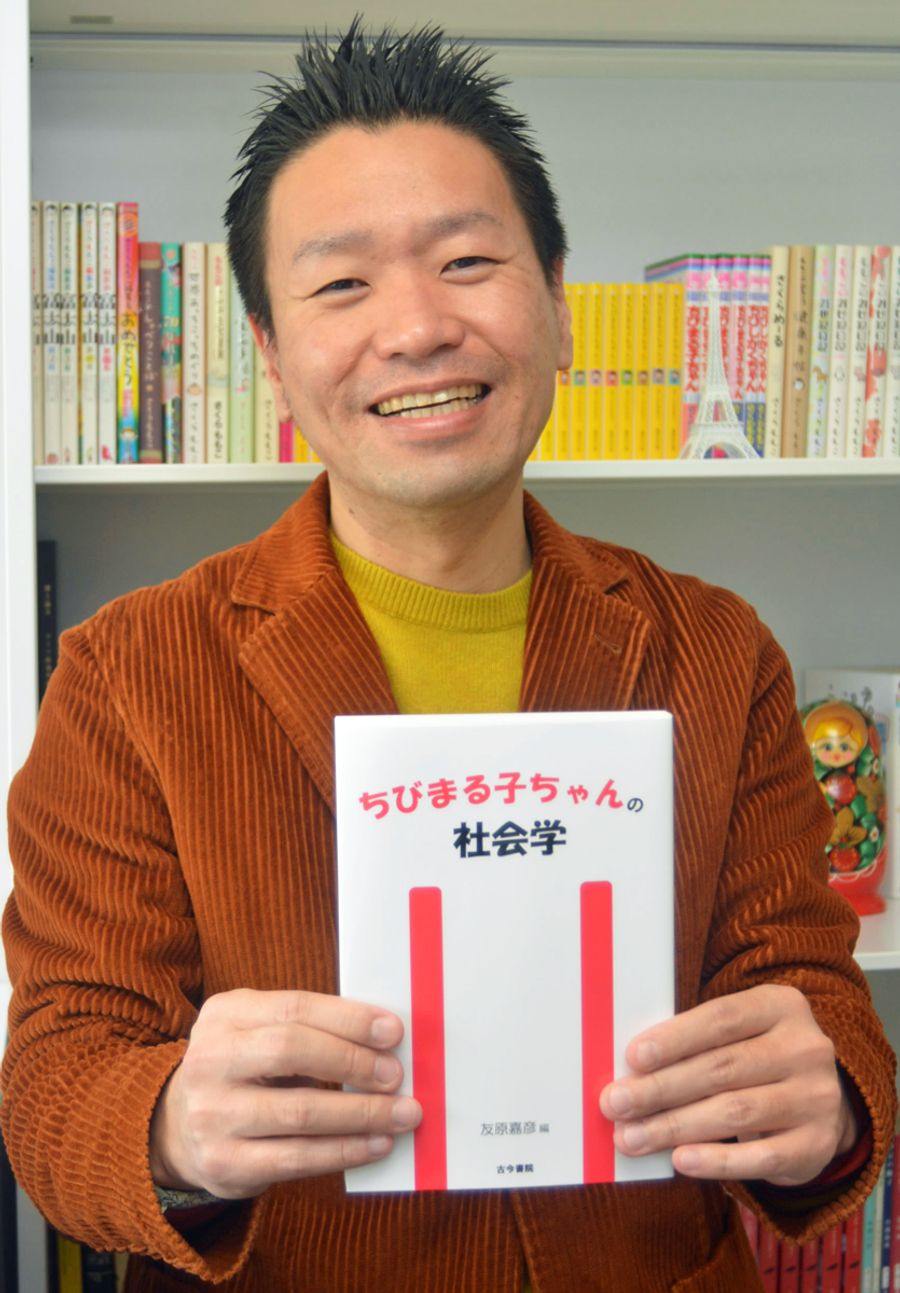 「共著のメンバーは『面白そう』『実はさくらさんのファン』とすぐに乗ってくれた」と話す友原嘉彦准教授 (高知市の県公立大永国寺キャンパス)