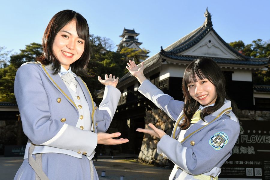 高知ライブをPRするSTU48の立仙百佳さん=右、宗雪里香さん(高知市丸ノ内1丁目=反田浩昭撮影)
