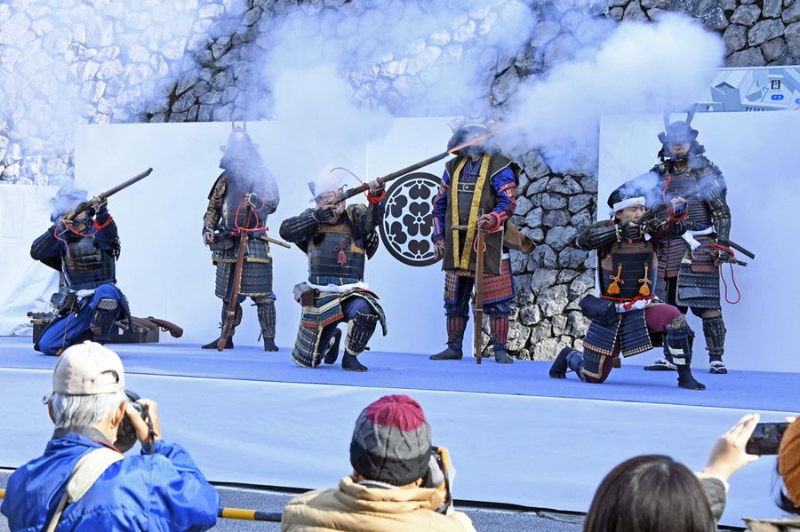 「ズドーンッ」と火を噴く火縄銃。鉄砲隊の演武などで盛り上がった「長宗我部フェス」(南国市岡豊町の県立歴史民俗資料館)