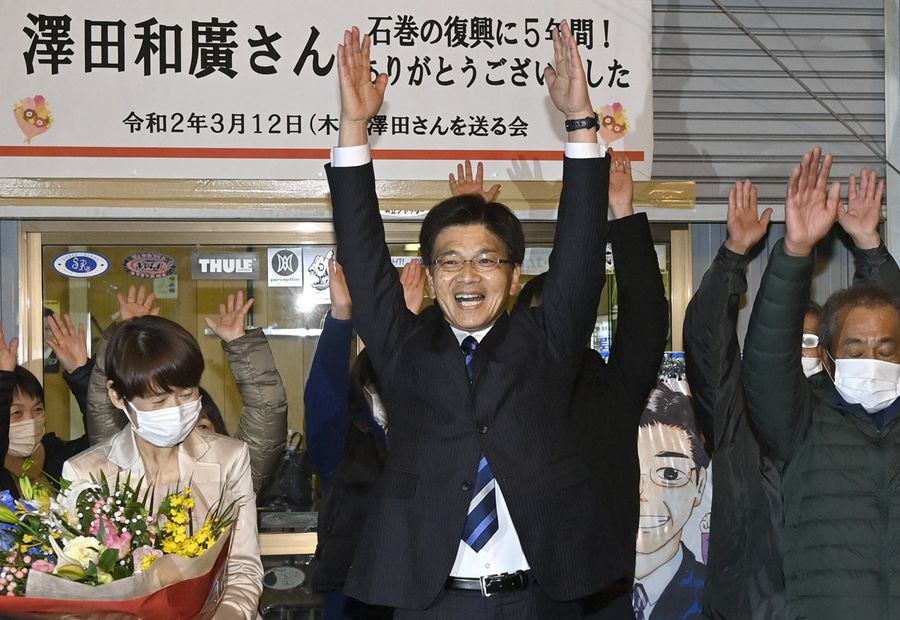 初当選を果たし、支持者らと万歳する沢田和広氏(中央)=本山町本山