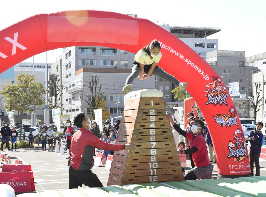 特大跳び箱に挑む参加者(高知市北本町2丁目)