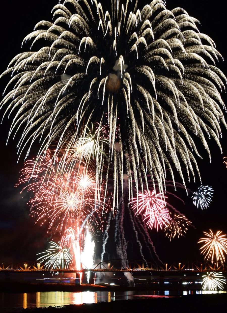 約6千発が打ち上げられた「しまんと市民祭花火大会」(四万十市入田から多重露光で撮影)