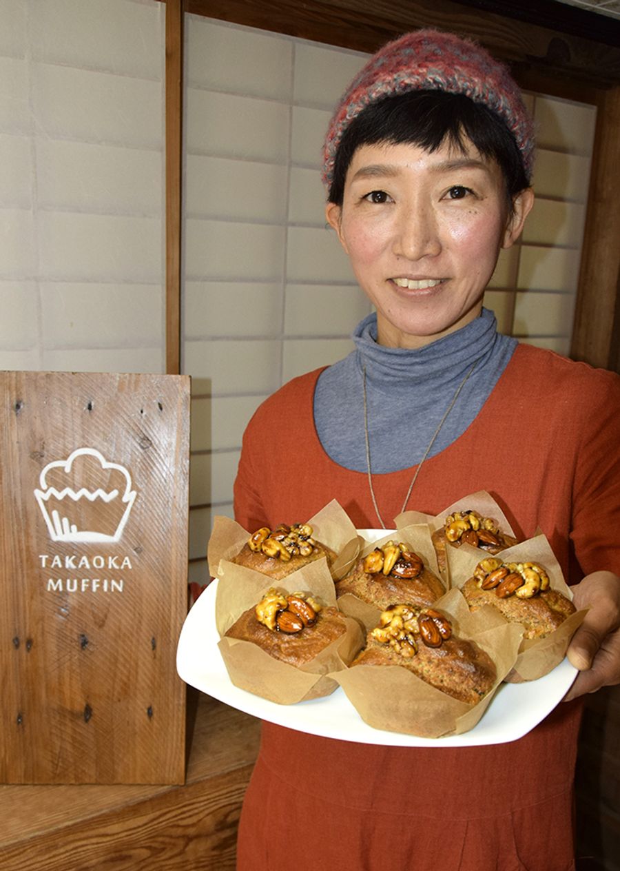 素材にこだわったマフィンを作る高岡ゆみこさん(土佐清水市下益野)