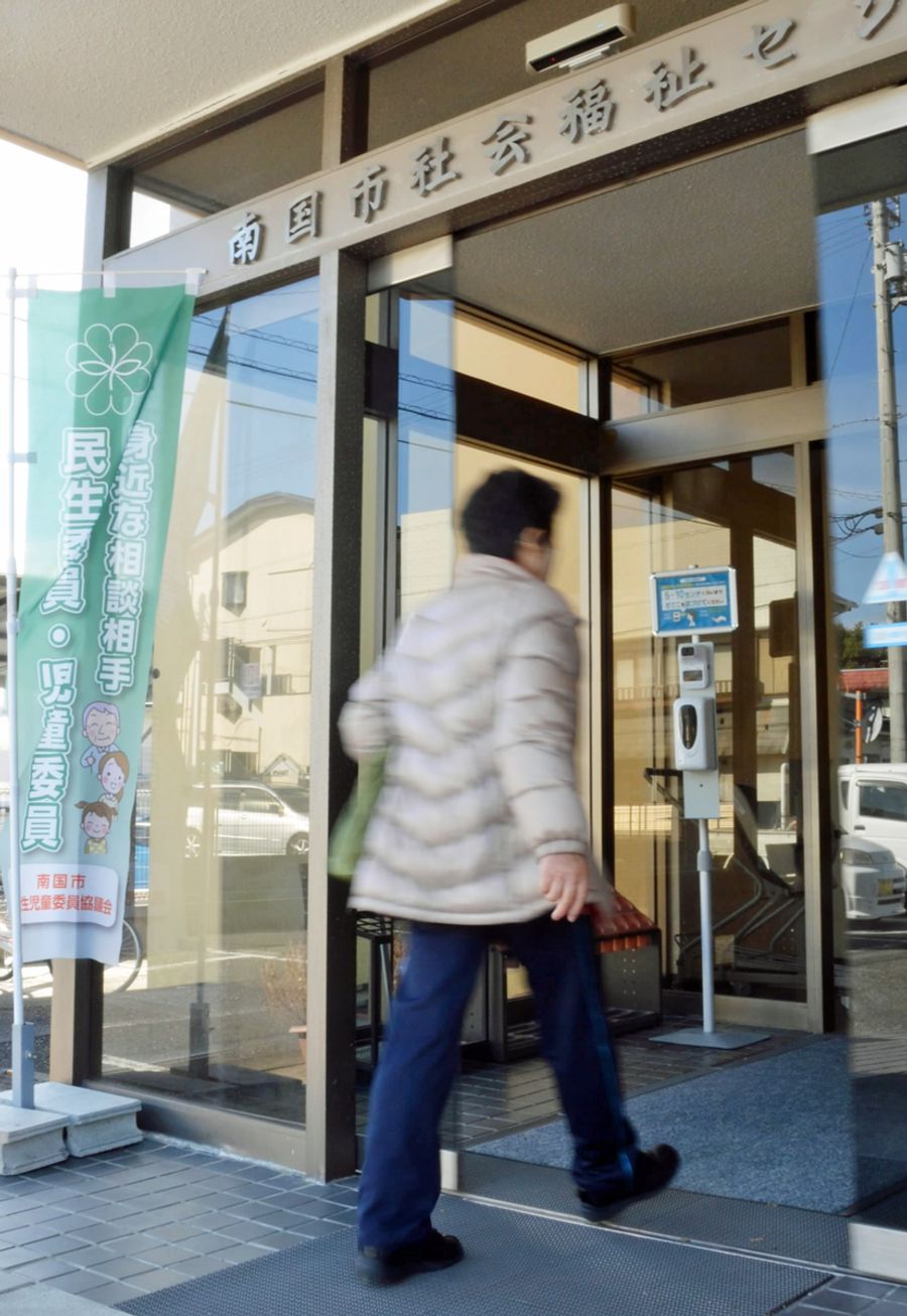特例貸し付けの申請窓口となった南国市社協。昨年4月、困窮者が大勢訪れた(同市日吉町2丁目)