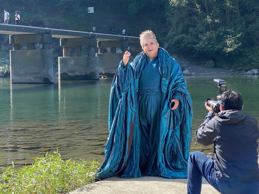 MVのロケ中の岡本知高さん。「ドローンの音が川のアブの音に似ていて少年時代を思い出した」(10月、高岡郡越知町)