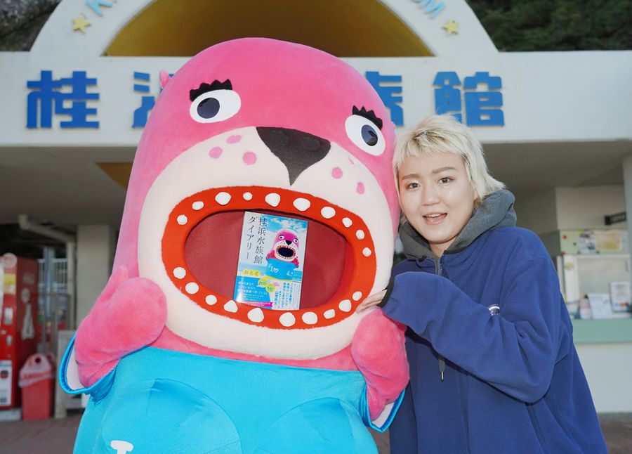 「開館100周年に向けて映像化を目指す」と語るおとどちゃんと職員(高知市浦戸)