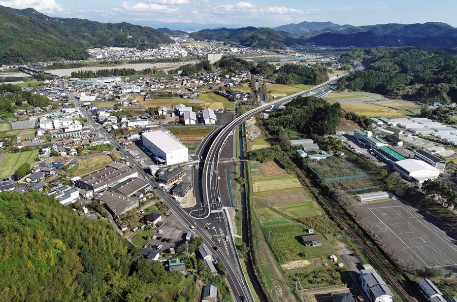 4日開通する高知西バイパス鎌田インターチェンジ(IC)―波川。山を縫い、川を越え、安全で快適な道がつながった(いの町波川、ドローンで佐藤邦昭撮影)