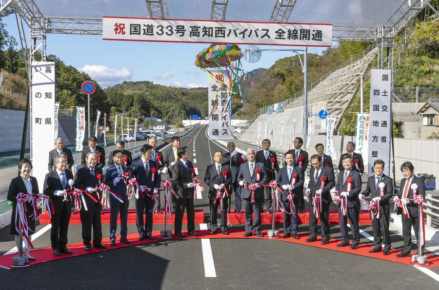 関係者らがテープカットで祝った高知西バイパスの全線開通式典(いの町鎌田=反田浩昭撮影)