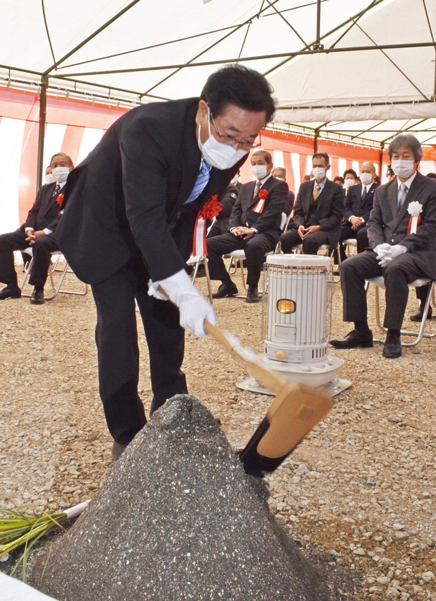 新庁舎の起工式でくわ入れを行う横山幾夫市長(安芸市土居)