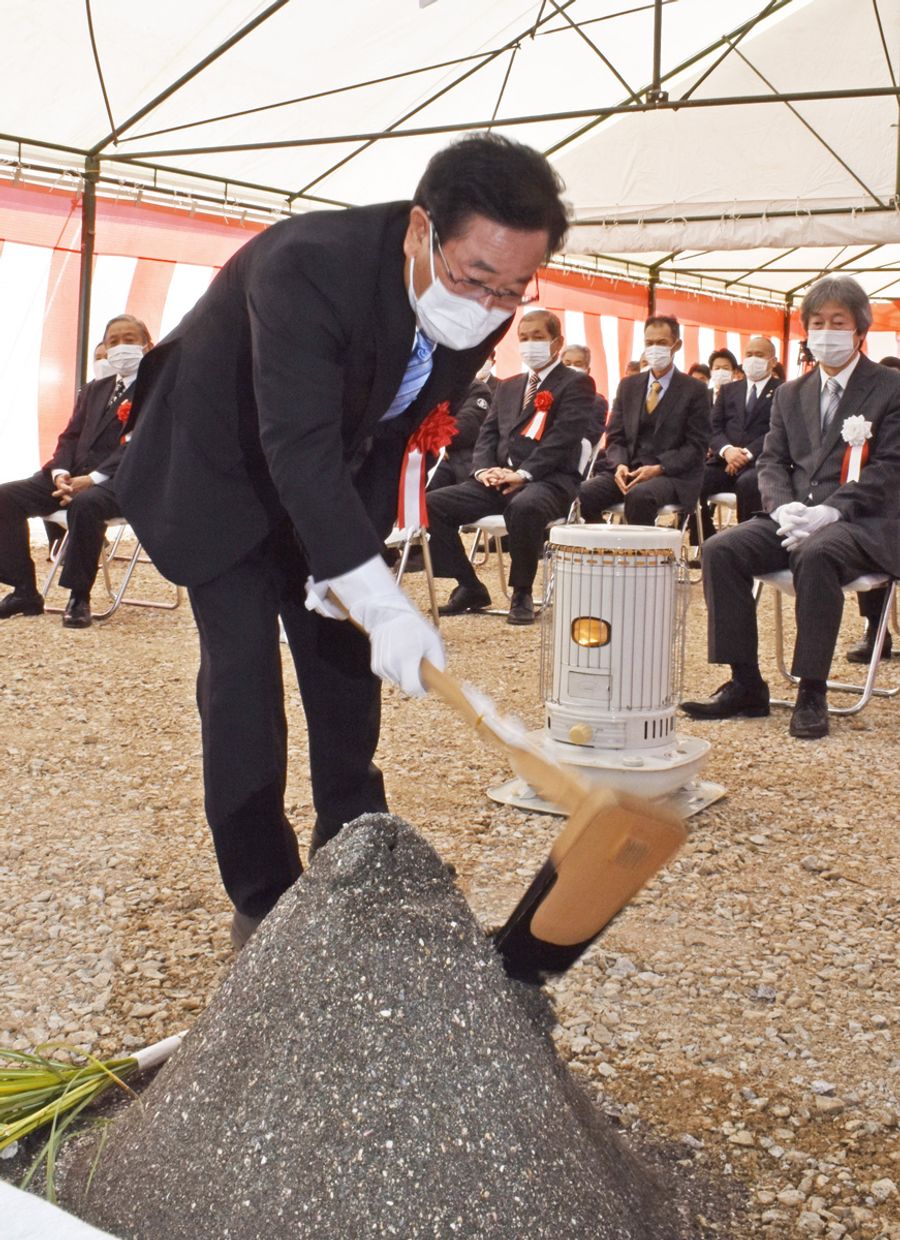 新庁舎の起工式でくわ入れを行う横山幾夫市長（安芸市土居）