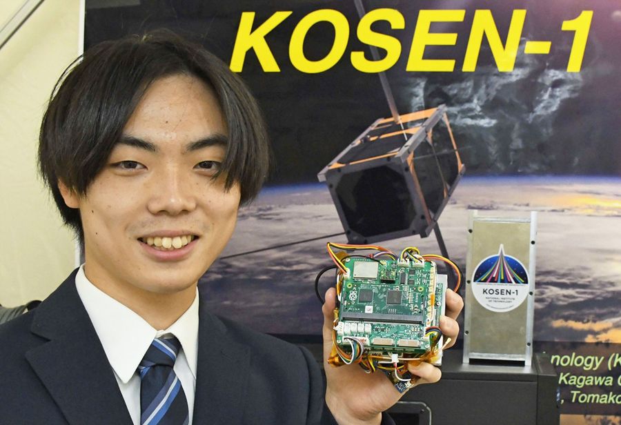 ラズパイを使った衛星心臓部を手に受賞を喜ぶ細木温登副部長(南国市物部の高知高専)