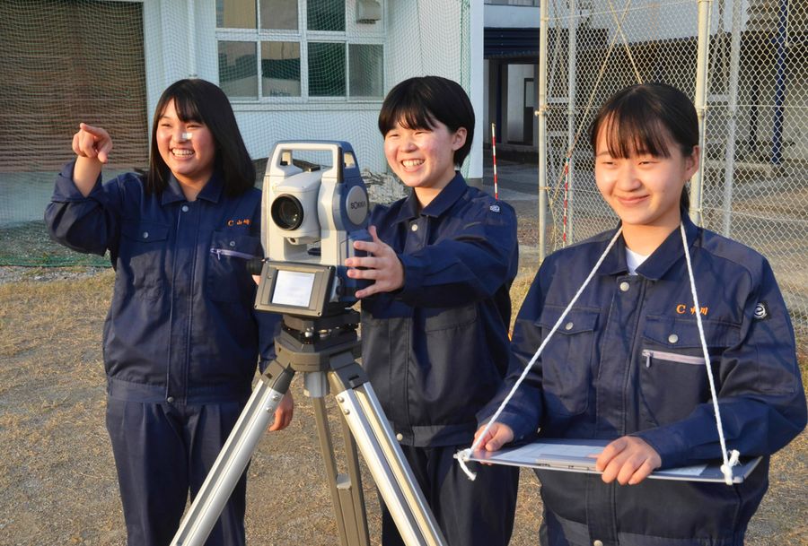 測量日本一に輝いた(左から)山崎明希さん、吉岡千賀さん、中川心優さん(高知市桟橋通2丁目の高知工業高)