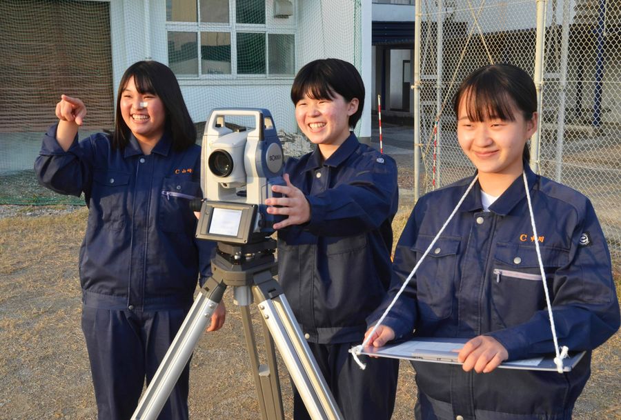 測量日本一に輝いた（左から）山崎明希さん、吉岡千賀さん、中川心優さん（高知市桟橋通２丁目の高知工業高）