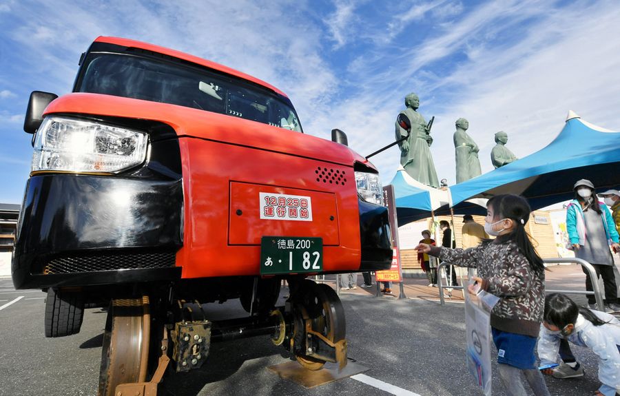 ＤＭＶがＪＲ高知駅前に登場。バスから鉄道へのモードチェンジも披露された（高知市北本町２丁目＝山下正晃撮影）