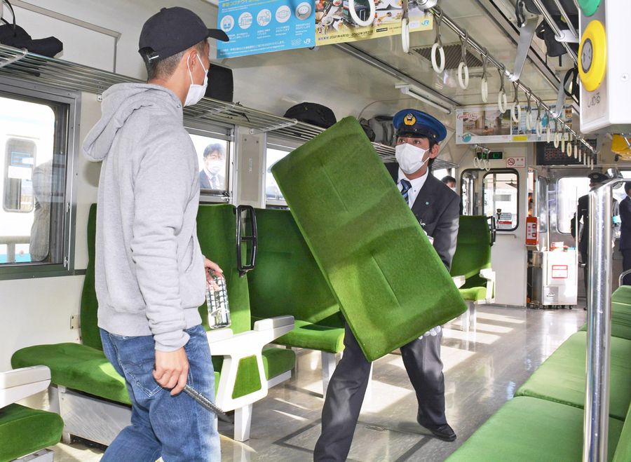 取り外した座席シートで身を守る運転士(高知市布師田)