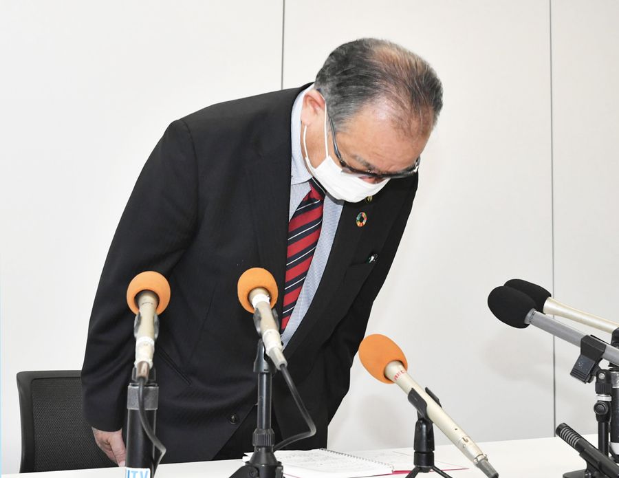 記者会見で辞意を表明し、頭を下げる清藤真司市長(香南市役所)