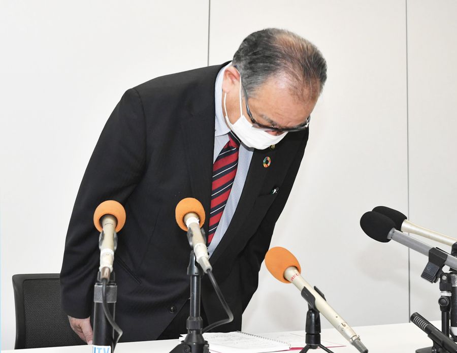 記者会見で辞意を表明し、頭を下げる清藤真司市長（香南市役所）