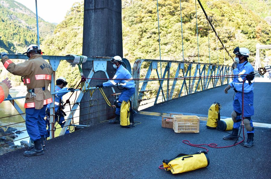 転落事故が起きた仁淀川町の大崎橋（７日午前１１時３５分ごろ、同町大崎）