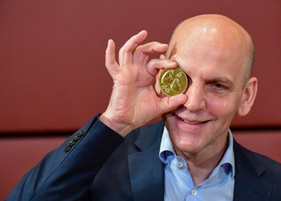 ドイツのリスト氏にメダル授与 ノーベル化学賞「とても幸せ」 高知新聞