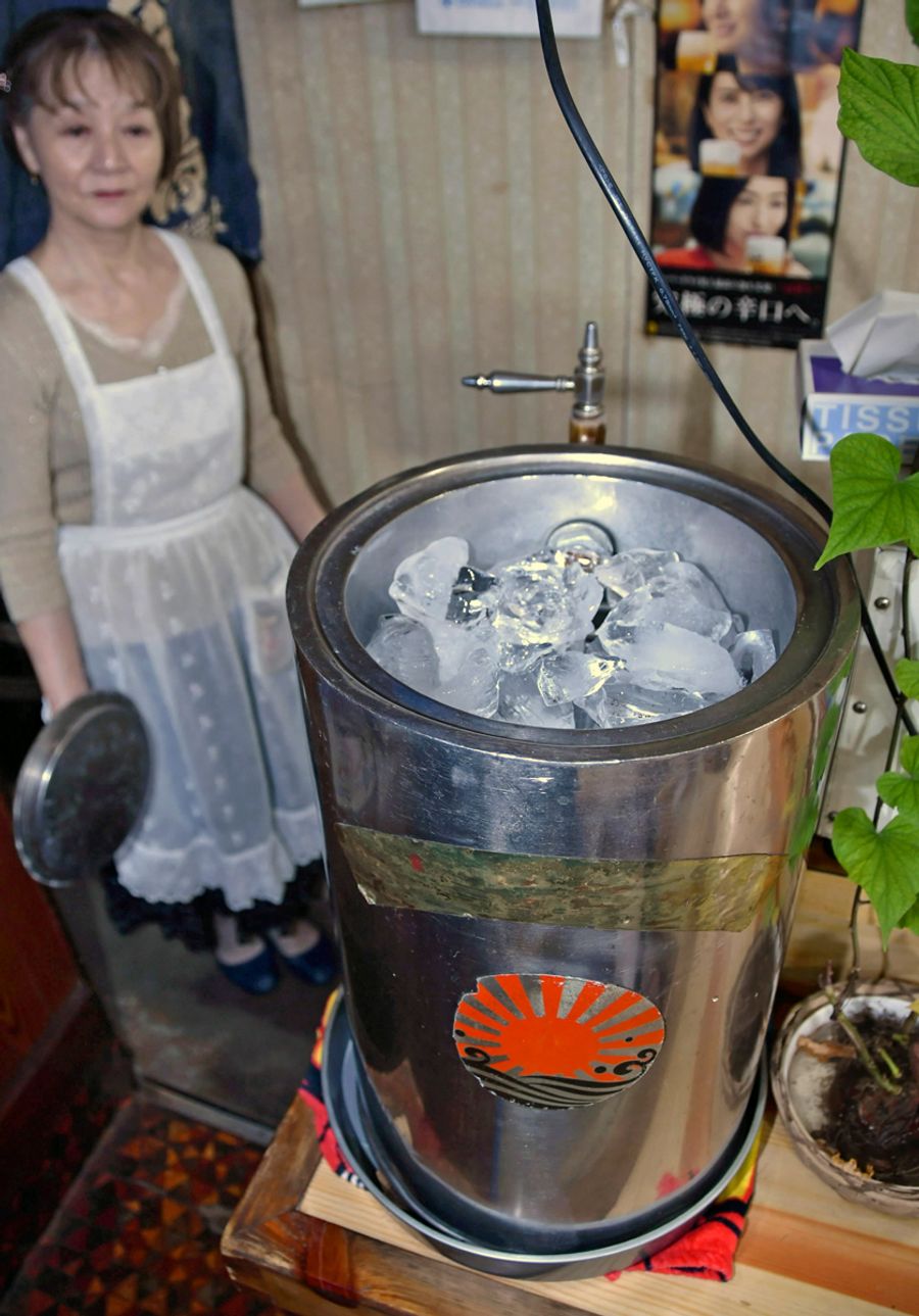 氷で冷やす旧式のビールサーバー。昔のアサヒビールのロゴマークがあしらわれている(写真はいずれも室戸市室津の立寿司)
