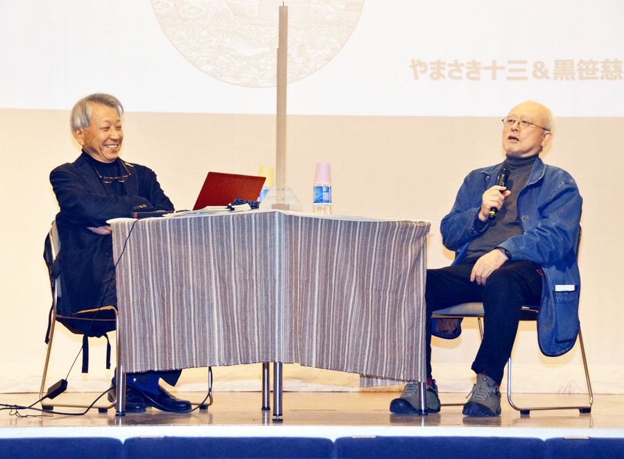 「釣りバカ日誌」の始まりを振り返るやまさき十三さん=右=と黒笹慈幾さん(黒潮町の大方あかつき館)