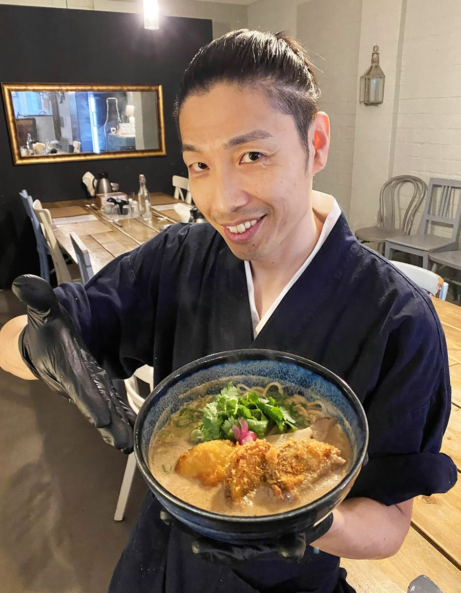 龍馬をイメージし、長髪と作務衣(さむえ)姿で働く原明弘さん。現地では「サムライ」と呼ばれている(アムステルダム)