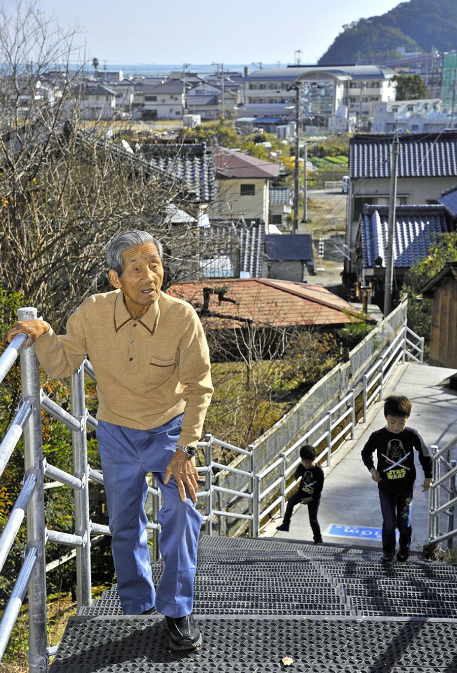 自宅近くの避難路を上る浜田芳三さん。70年前、地震が起きた時、海の上にいた(土佐市宇佐町、岡崎晴光撮影)