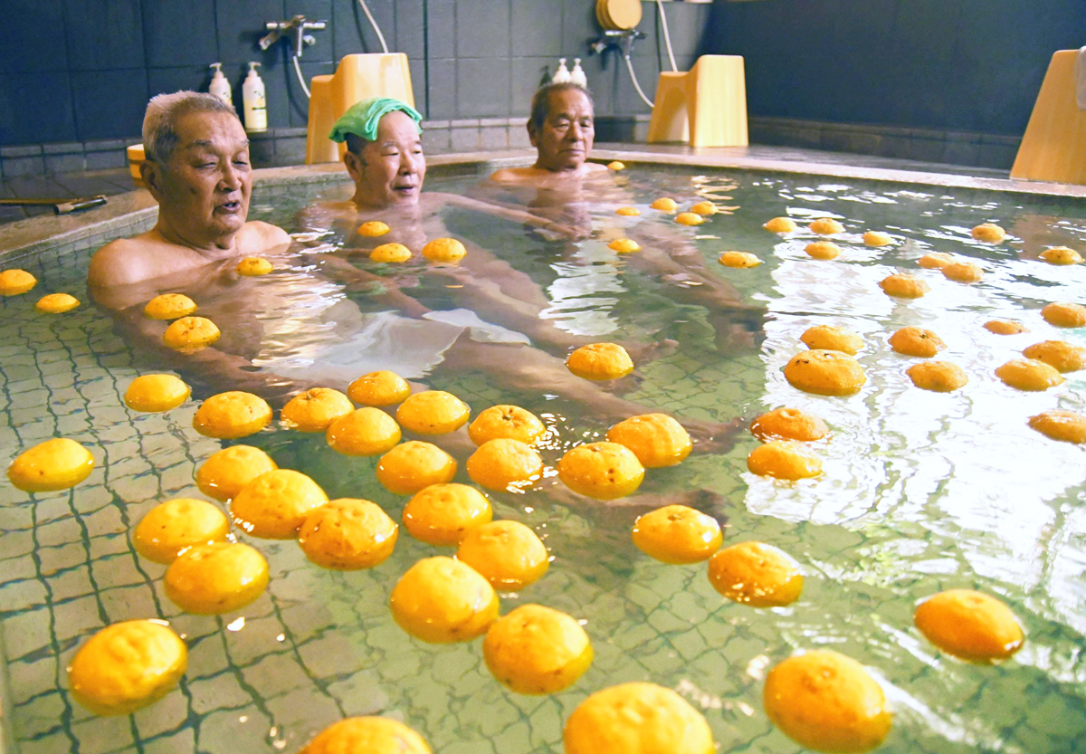 こうち 年の瀬 点描 1 １２ ２２は冬至 高知県内１３施設がゆず湯提供 極上のひととき 心と体ぬくもった 高知新聞