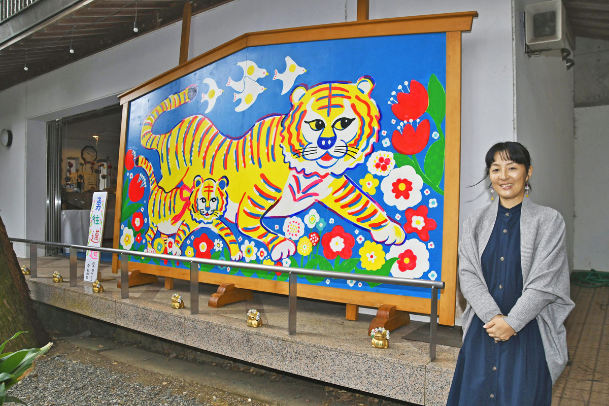 絵本作家・柴田ケイコさん作、寅の巨大絵馬を奉納 高知県いの町の椙本
