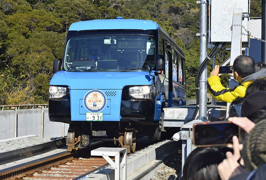 世界初の営業運行が始まり、本県に乗り入れたDMVの第1便。甲浦駅で鉄道モードからバスモードにチェンジした(東洋町河内=山下正晃撮影)