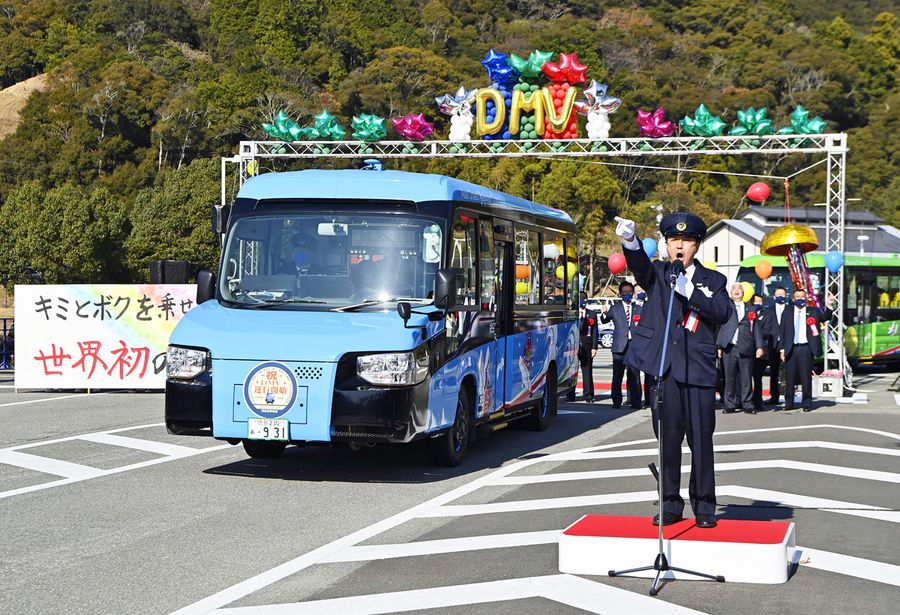 阿波海南文化村を出発するDMVの第1便。鉄道史に新たな一ページが刻まれた(徳島県海陽町)