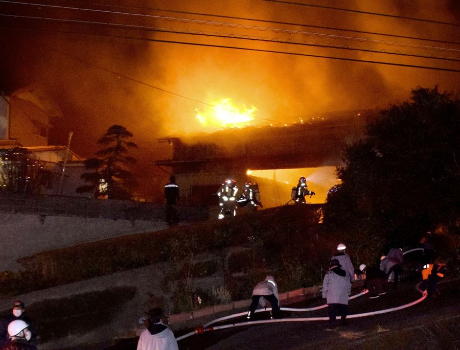 倉庫２棟が全焼 高知県四万十市 高知新聞