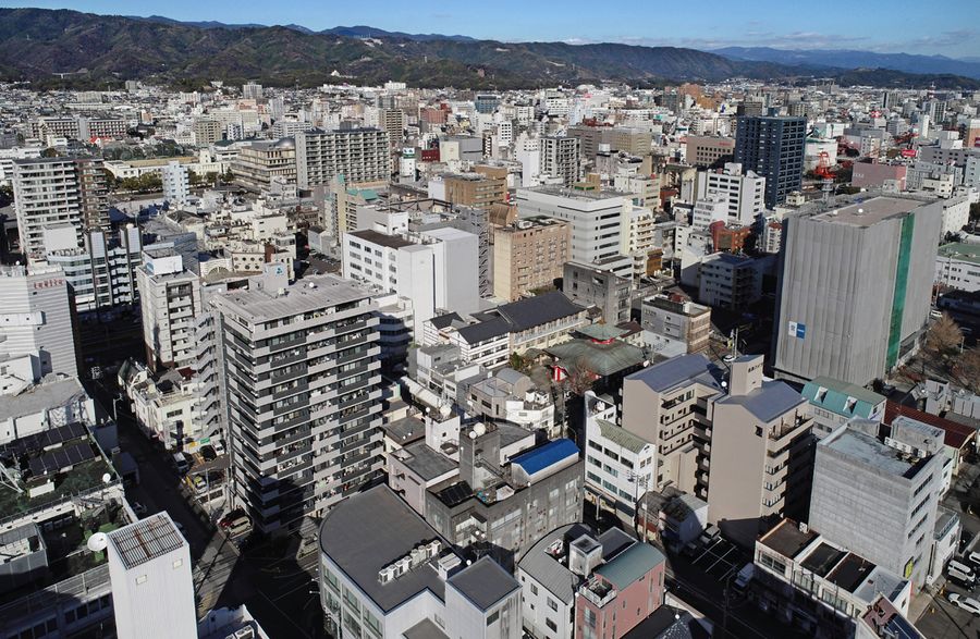 上空から見た高知市中心部。高層マンションが目立つ(同市本町3丁目、ドローンで佐藤邦昭撮影)