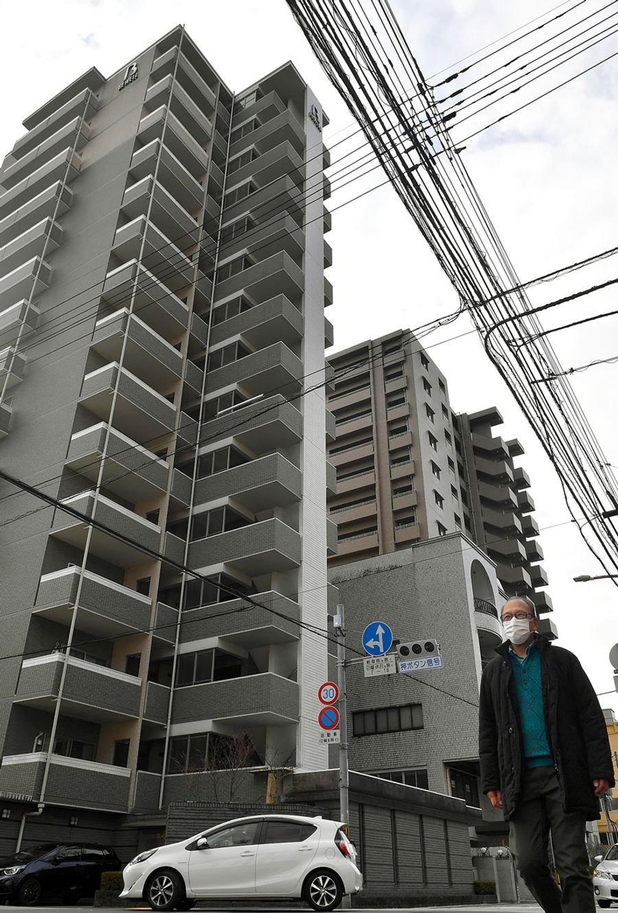 「病院もスーパーも全部歩いて行ける」と話す芝亨さん(高知市内=山下正晃撮影)
