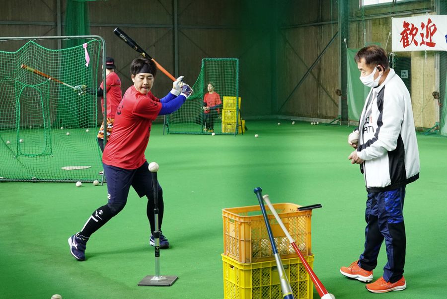 バッティングの練習に励む鈴木大地選手ら(宿毛市野球場)