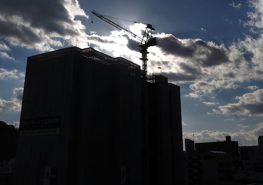 まちなかで迎えたマンションの建設ラッシュ。ピークを過ぎるとの見方が強い(高知市内=森本敦士撮影)