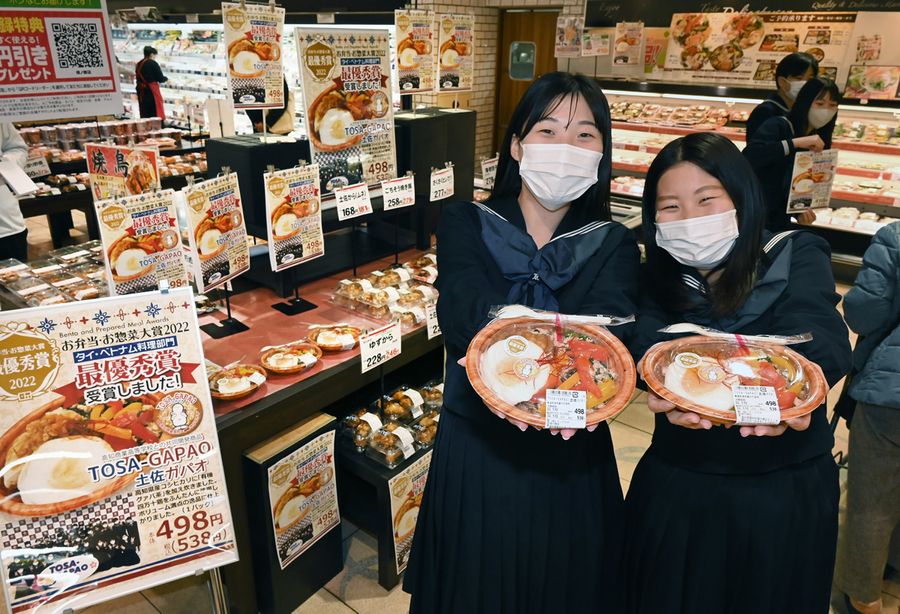 最優秀賞に輝いた「土佐ガパオ」を店内で販売する高知商業高生（高知市のサンプラザ塚ノ原店）