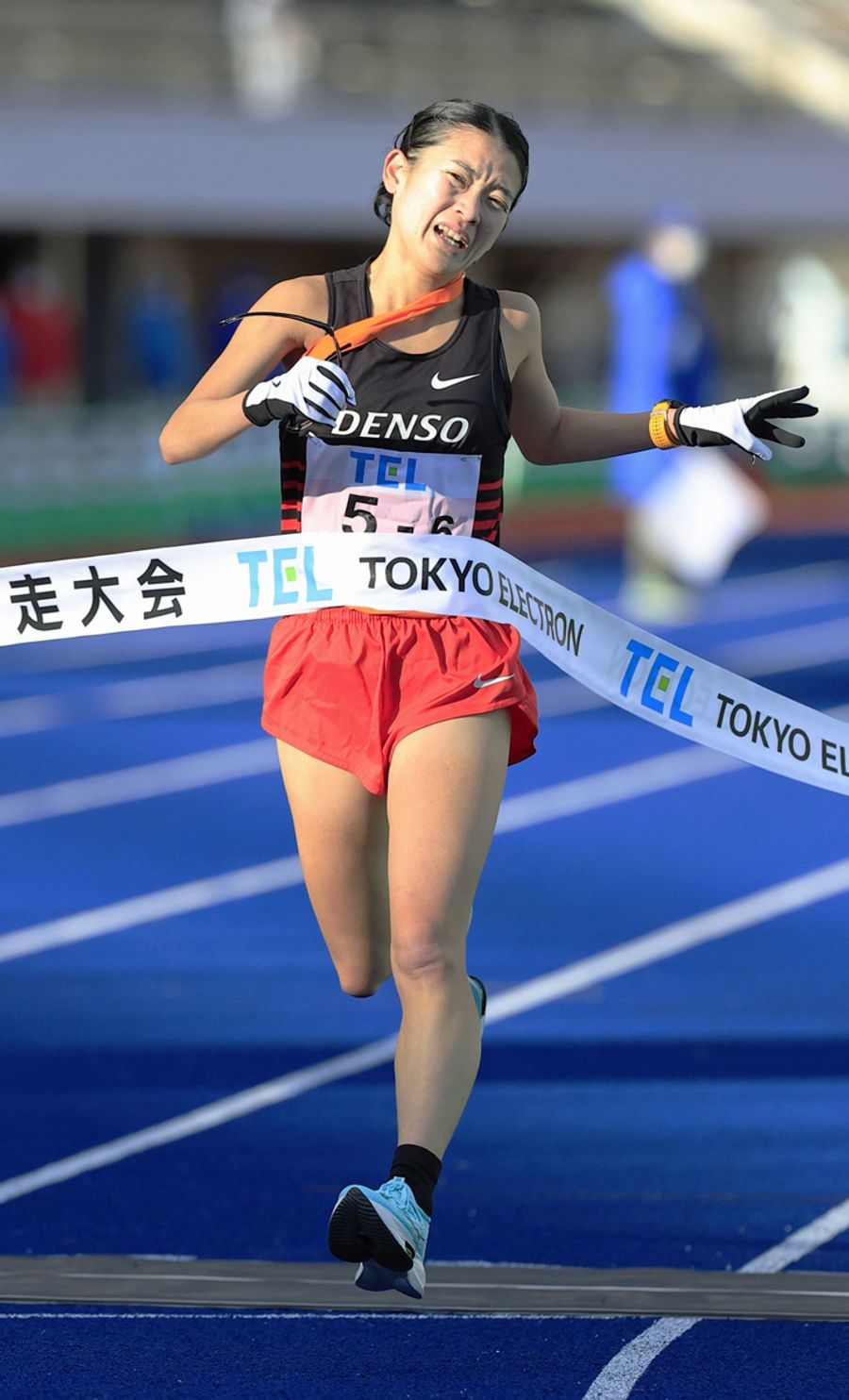 全日本実業団女子駅伝でデンソーのアンカーとして走り、３位でゴールする松田杏奈。「周囲の支えで走ることができた」と振り返った（昨年１１月、仙台市）