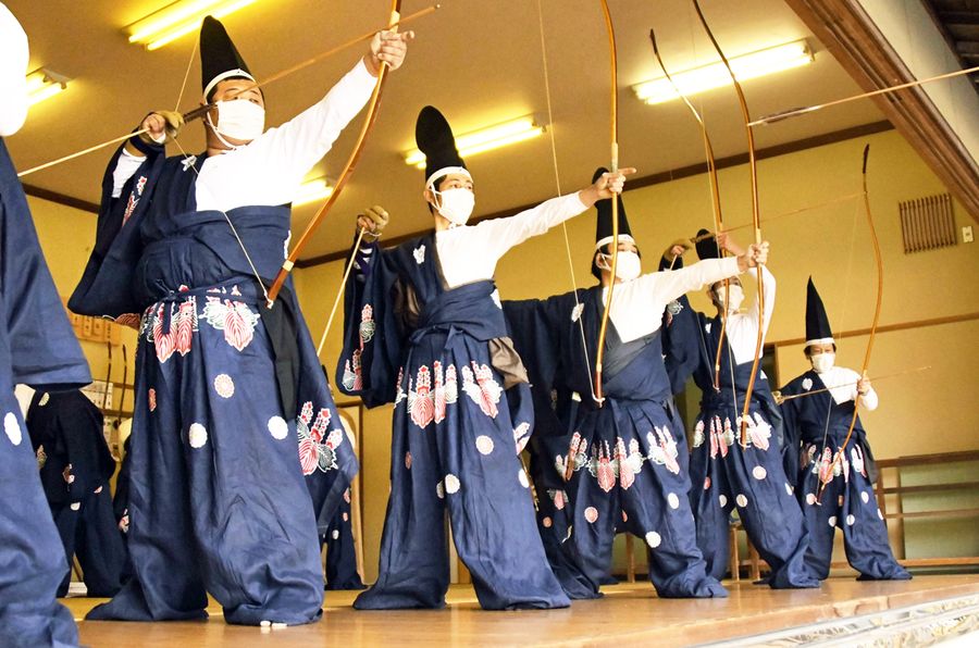 平穏を祈り矢を放つ射手たち(香南市の夜須八幡宮)