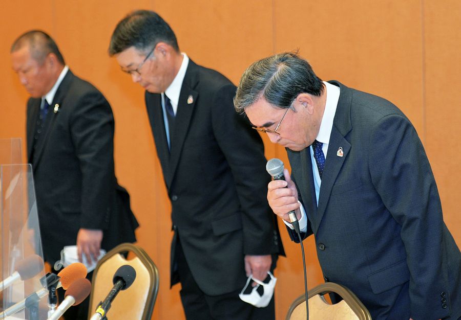 相次いだ不祥事について陳謝する秦泉寺雅一組合長=手前=らJA高知県幹部(高知市内のホテル=反田浩昭撮影)