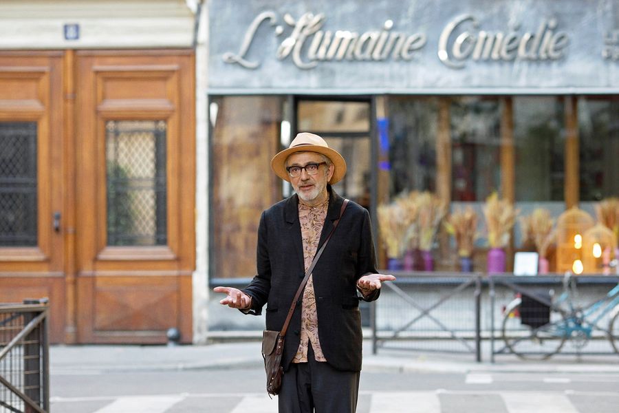 監督、主演のエリア・スレイマン。2019年製作の今作は10年ぶりの長編映画。日本での上映機会は貴重((C)2019 RECTANGLE PRODUCTIONS-PALLAS FILM-POSSIBLES MEDIA II-ZEYNO FILM-ZDF-TURKISH RADIO TELEVISION CORPORATION)
