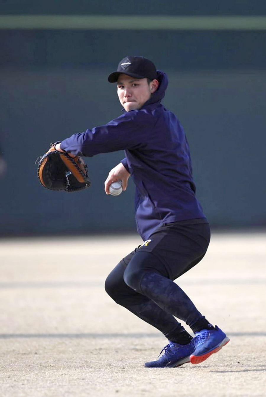 佐藤輝ら2年目の選手と自主トレに励む阪神の栄枝。同期の昨季の活躍に「自分も負けてられないと思った」(鳴尾浜球場=球団提供)