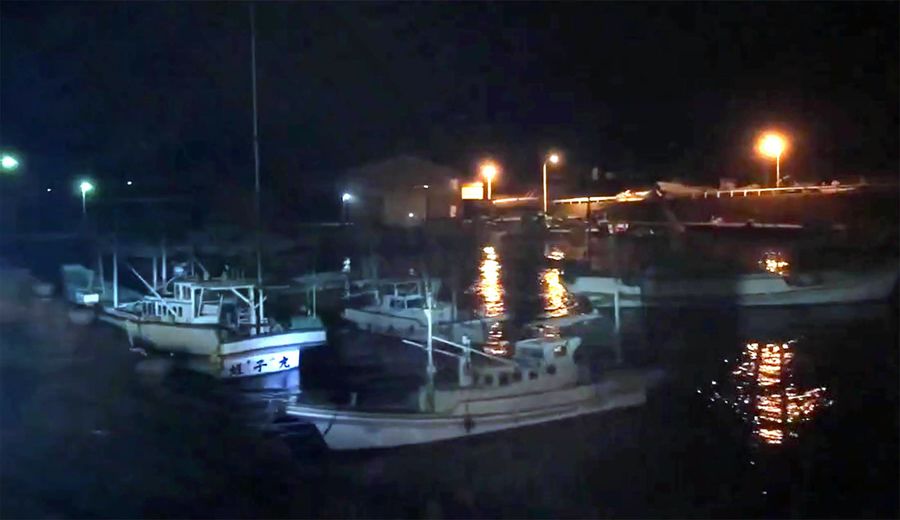 津波に流され、船だまりで無秩序に漂う漁船(16日午前0時40分ごろ、室戸市佐喜浜町=読者提供の動画から)